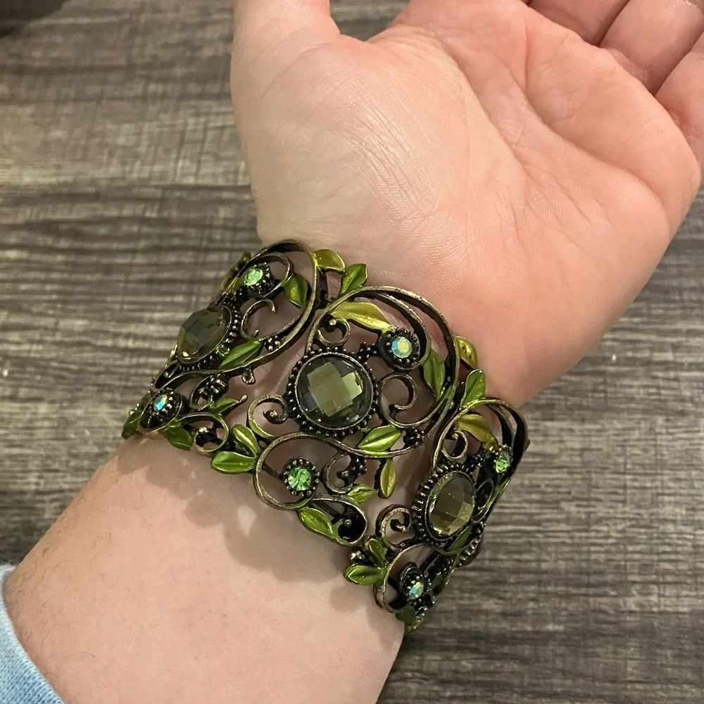Elegant Green and Gold Bracelet